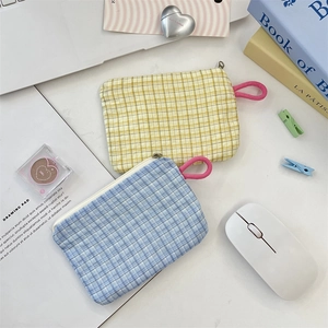 Pochette a scacchi minimaliste con linguette colorate per rossetto e piccoli oggetti