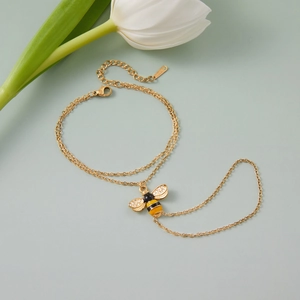 Elegantes Goldbienen-Fingerarmband mit funkelnden Strasssteinen und Emaille-Details