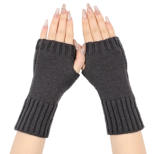 Primer plano de guantes de punto gris oscuro sin dedos con textura de canalé fino