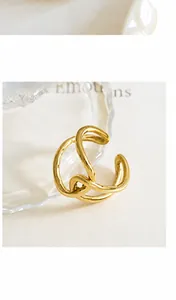 Dettaglio dell'ear cuff minimalista placcato oro 18k con design a doppia linea