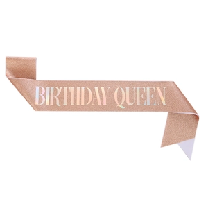 Gros plan de l'écharpe pailletée or rose avec texte holographique Birthday Queen