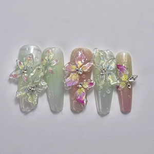 Détail de faux ongles fleurs 3D holographiques avec strass et paillettes brillantes