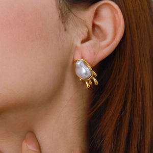 Elegant gold melting-drop earrings with white pearl for women in minimalist style
