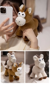 Gros plan sur un poney en peluche marron rigolo avec de grands yeux et un sourire