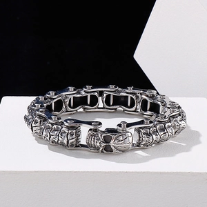 Nahaufnahme des Punk-Stil Totenkopf-Gliederkettenarmbands aus Edelstahl auf Stein