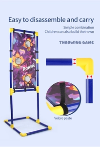 Détail montrant le cadre en PVC avec panneau de score Velcro pour le jeu de lancer dinosaure