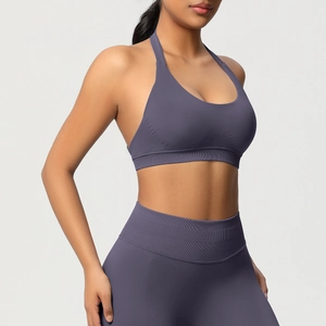 Détail de la brassière de sport licou mauve sans couture avec leggings taille haute
