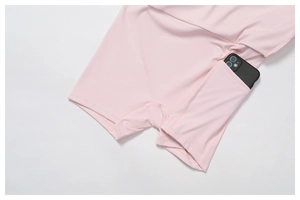 Détail de la jupe de sport rose avec poche latérale contenant un smartphone