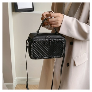 Dettaglio borsa a scatola in pelle PU nera con trapuntatura a V e catena decorativa