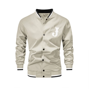 Detailweergave van beige baseballjack met zwarte kraag en geborduurde letter J decoratie