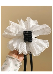 Détails de la pince à cheveux en acrylique avec fleurs en dentelle et ruban noir élégant