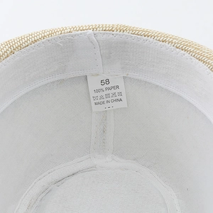 Detalle de la banda interior y etiqueta de talla para sombrero de paja de papel
