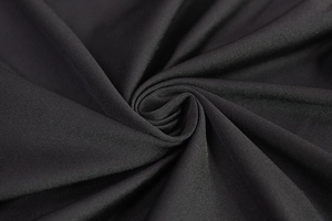 Vue macro du tissu en maille noire extensible avec texture lisse et éclat métallique fin
