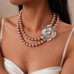 Détail macro du collier de perles champagne double couche avec fermoir floral serti