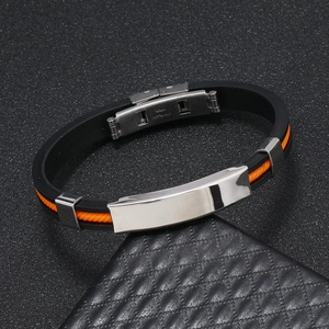 Détail du bracelet en silicone noir et orange avec fermoir en acier inoxydable poli pour homme