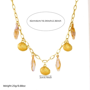 Collier à grosse chaîne dorée avec pendentifs coquillages et breloques marbrées vintage
