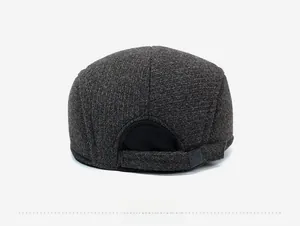 Vue arrière de la casquette d'hiver pour hommes avec lanière en cuir réglable en tissu gris