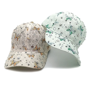 Spitzen-Baseballkappe mit Schmetterlingsmuster, Strasssteinen und Sternen in Beige