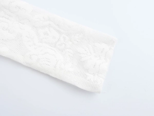 Detaillierte Makroansicht von weißem Spitzenstoff mit eleganten Moiré-Mustern am Ärmel