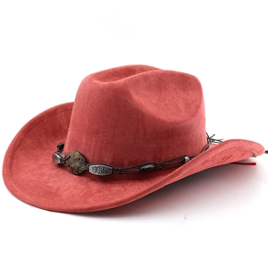 Détail du chapeau de cowboy rouge en suédine avec bande tressée et perles ethniques