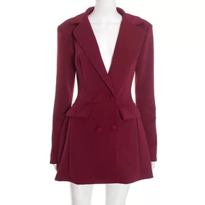 Vue détaillée d'une robe blazer bordeaux à double boutonnage avec revers et taille