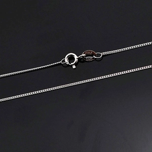 Detail of 925 sterling silver curb chain featuring a spring clasp and S925 Italy engraving