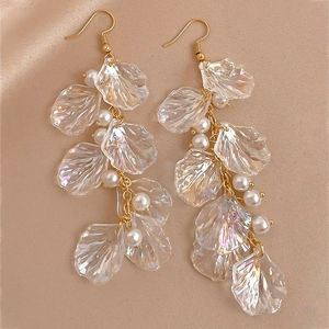 Détail de boucles d'oreilles fleurs en acrylique vintage avec pétales et perles blanches