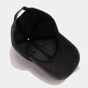 Vue détaillée de la casquette en coton délavé avec coutures renforcées et boucle en métal
