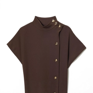 Robe midi sans manches marron foncé avec boucle dorée asymétrique et col montant