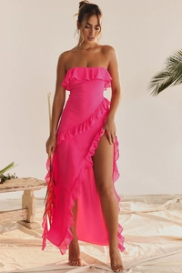 Détail des volants superposés et de la fente haute sur une robe bustier rose fuchsia