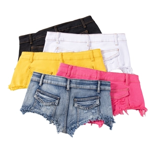 Mini pantaloncini in denim con orlo a frange mostrati in vari colori su sfondo bianco
