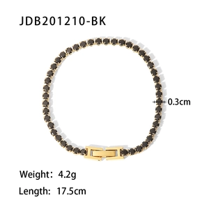Detalle de una pulsera tenis bañada en oro de 14K con piedras negras y cierre de seguridad