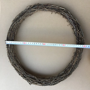 Detailansicht eines natürlichen Rebenkranzes mit Maßband für 40 cm Außendurchmesser
