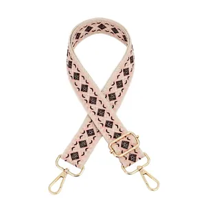 Dettaglio della tracolla a rombi rosa e neri con moschettoni in metallo dorato