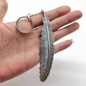 Vintage silver feather keychain with metal ring for car keys and handbag decoration