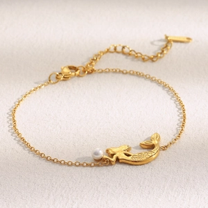 Détail du pendentif sirène plaqué or 18K et perle sur un bracelet à chaîne fine