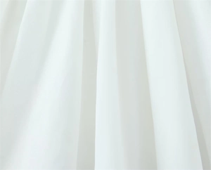 Vue macro détaillée du tissu en maille blanche multicouche avec des plis verticaux élégants