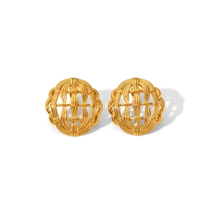 Boucles d'oreilles dorées géométriques avec texture tressée sur fond blanc pur