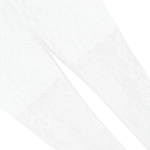Detailaufnahme von weißem Spitzenstoff mit aufwendigen floralen Durchbruchmustern