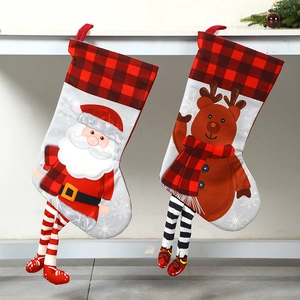 Classiche calze di Natale a quadri con decorazioni a forma di Babbo Natale e renna