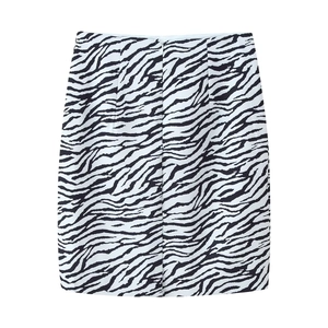 Détail à plat d'une mini-jupe à motif zébré noir et blanc avec fente sur le côté