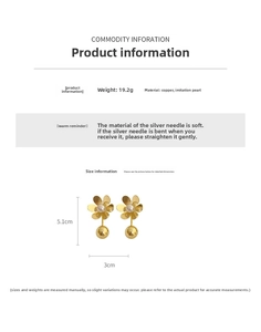 Détail des boucles d'oreilles fleur dorées avec perles et dimensions de 5,1 cm par 3 cm