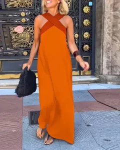 Détail d'une robe longue orange avec décolleté croisé dos nu et coupe élégante d'été