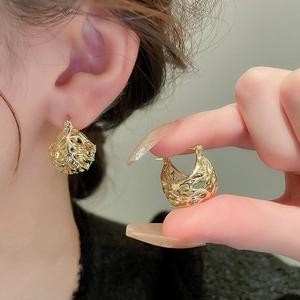 Vintage hollow basket metal earrings in polished gold finish for a French chic look