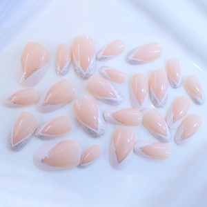 Unghie finte french con glitter argento a forma di V e set a forma di mandorla