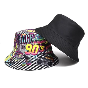 Bob réversible style graffiti des années 90 noir avec imprimés rétro colorés et motifs néon
