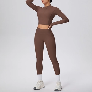Détail de l'ensemble de yoga marron avec passe-pouces et coupe compression à taille haute