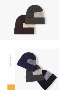 Détail de bonnets en maille épaisse avec motif torsadé et doublure chaude en polaire douce