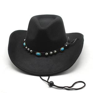 Détail de pierres turquoises et clous argentés sur le ruban du chapeau de cowboy
