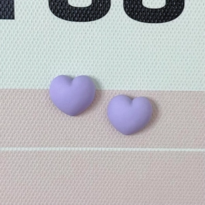 Vue détaillée d'accessoires en résine violette mate en forme de cœur pour bricolage